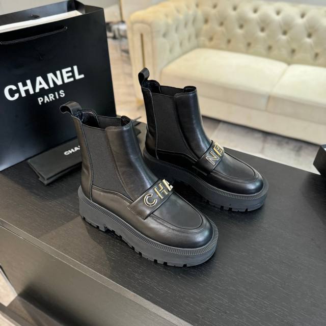 Chane* | Chanel's classic color-blocked Double C loafers. Loafers lovers shouldn