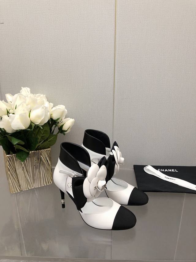 Top-of-the-line Chanel vintage double C bow high-heeled shoes. These Chanel shoe