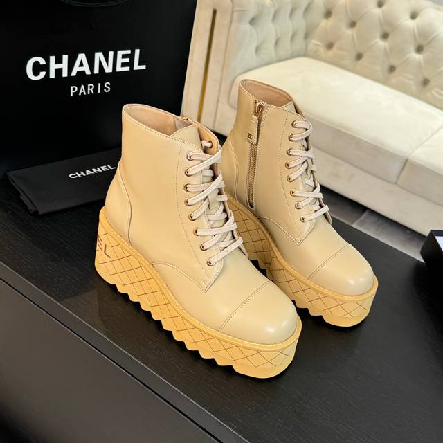 Chanel 24Ss Fall/Winter catwalk boots are incredibly stylish, lightweight, and h