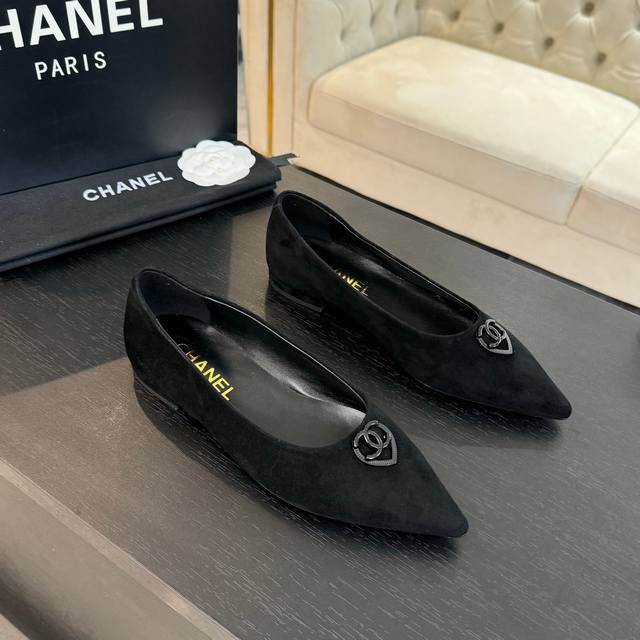 Chanel's new heart-shaped buckle pointed-toe shoes are so beautiful from the Mar