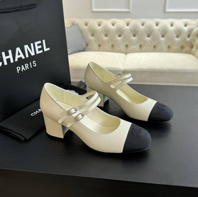 Chanel 24Ss double-strap diamond buckle shoe features a classic contrasting colo