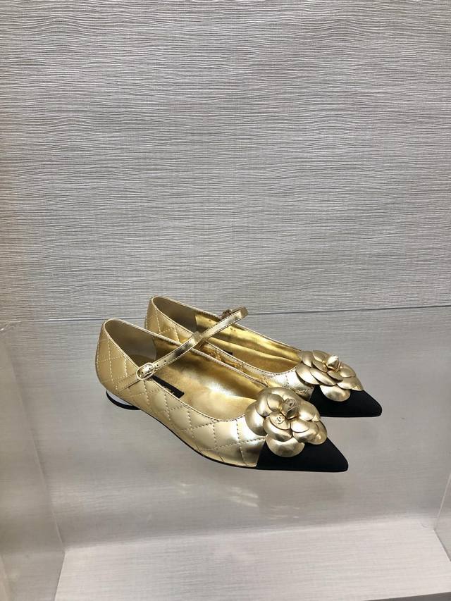 Chanel 24 new classic camellia single shoes. Small Chanel flat shoes Yyds! Pair