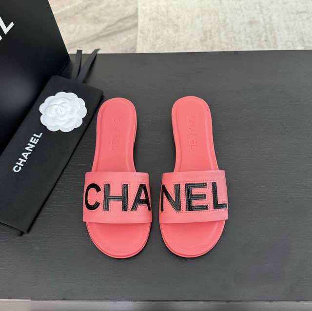 Chanel new colorblock letter leather buckle slippers! Chanel shoes will never le