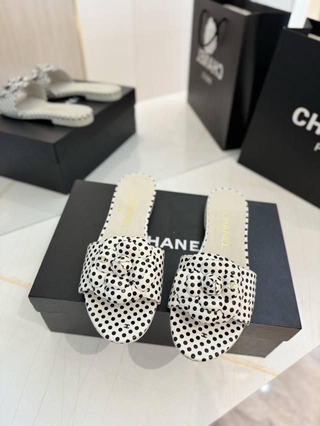 Shopping-level Chanel 24C Spring/Summer new Camellia hollow slippers series. Thi