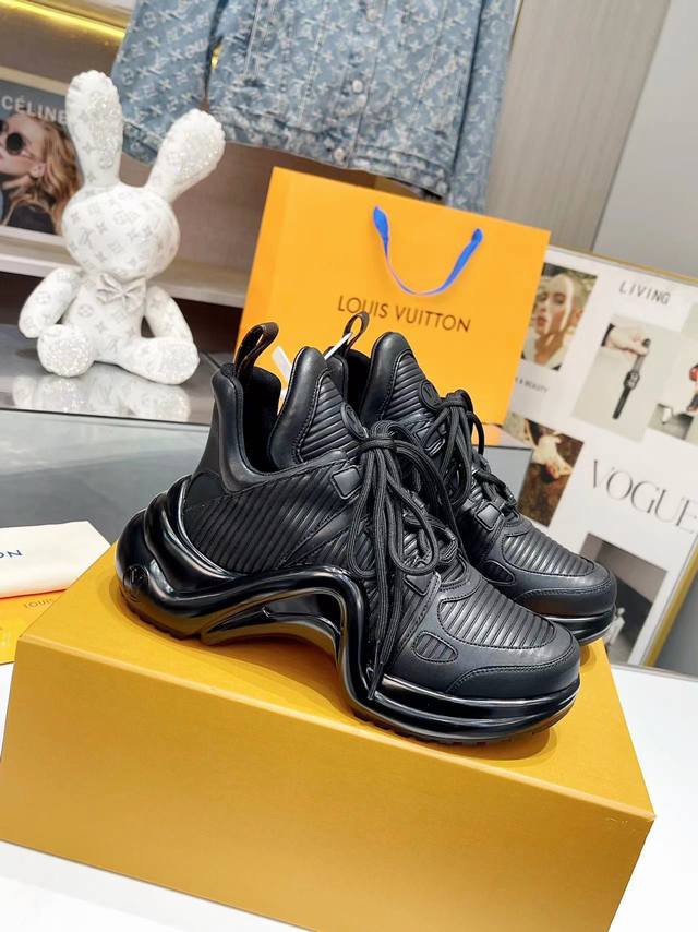 24 spring new products are on the market. Louis Vuitton is a super versatile leg