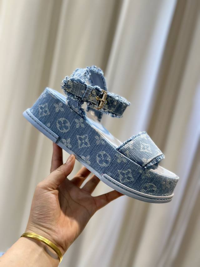 The latest thick-soled sandals from the Lvjia series