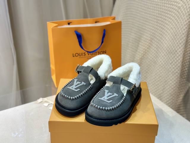 a feminine fashion charm, which is fashionable but not too ostentatious. The hig