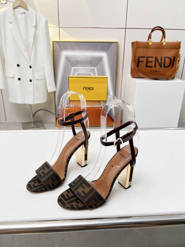 motif on the heel. Complete set of authentic packaging. Sizes: 35-40, 41, 42, 43
