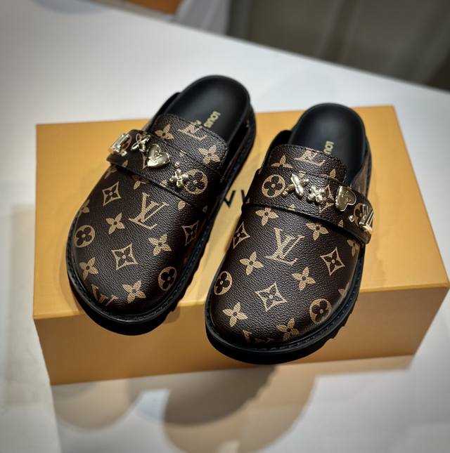 Lv's latest hit flat-soled half-covered slippers, with Lg decorative buckles, to