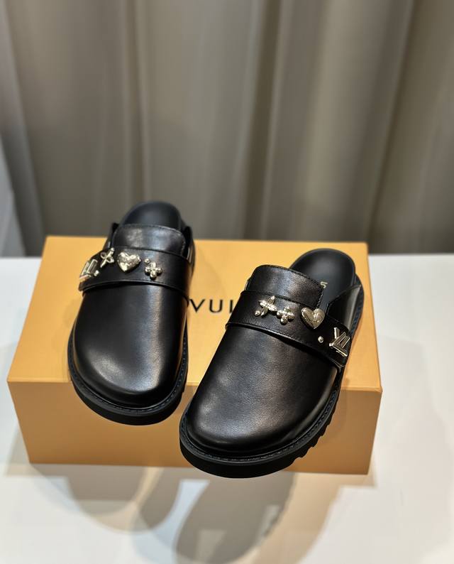 Lv's latest hit! Flat-soled half-covered slippers with Lg decorative buckle, top