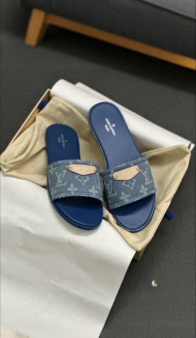 Latest Louis Vuitton autumn and winter new products are on the market. Super eas