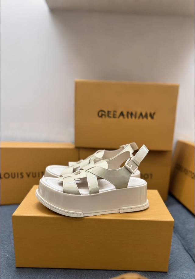 The latest thick-soled sandals from the Lvjia series