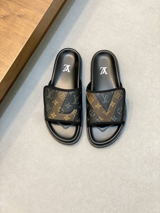 Couple's Style Louis Vuitton's newest Louis Vuitton slippers are another hit! T