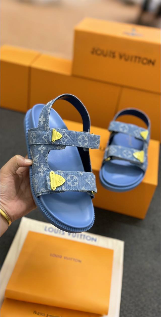 The latest in the Lvjia series of sandals
