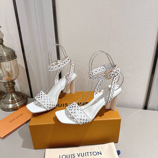The latest hot-selling LV sandals series, the top version of the counter, rubber