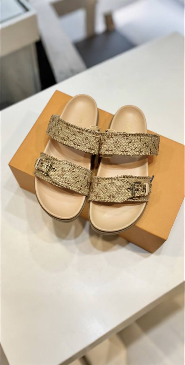 Top-quality original goods from the brand. Factory price. Non-slip and wear-resi
