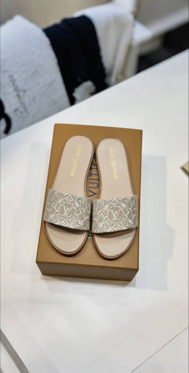 Latest new arrival, top-of-the-line version with rubber sole and double-layer le