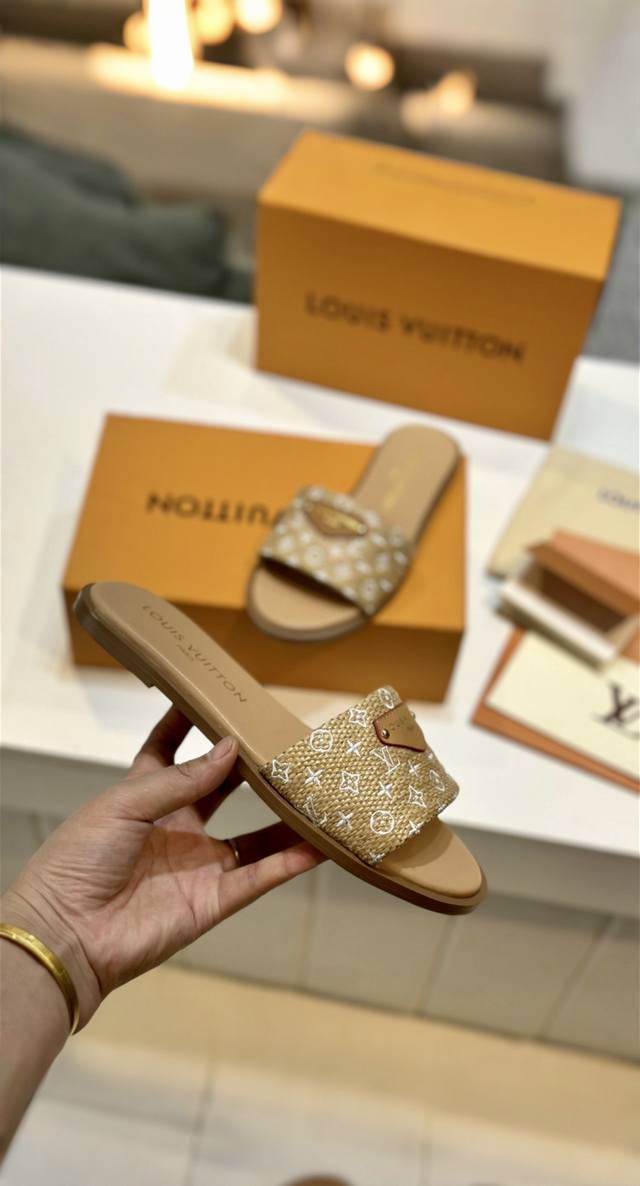 Latest new arrival, top-of-the-line version with rubber sole and double-layer le