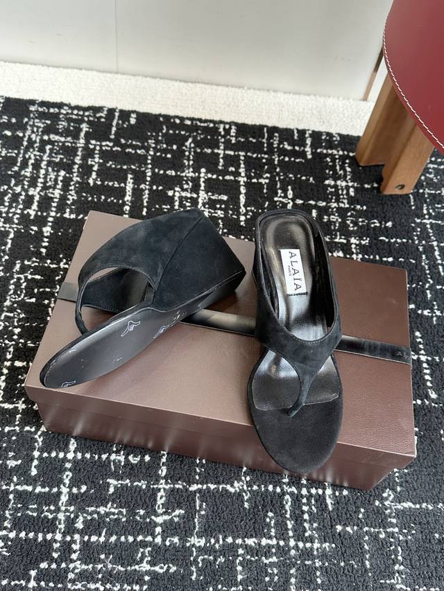 Alaia 25Ss Spring/Summer new arrival: simple wedge-heel flip-flops with a shaped