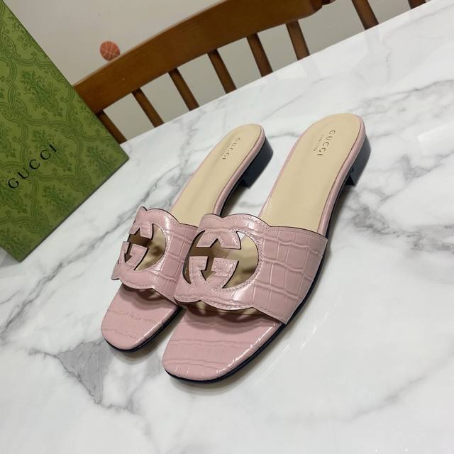 Gucci's latest summer double-bottomed slippers, with a popular hollow relief des
