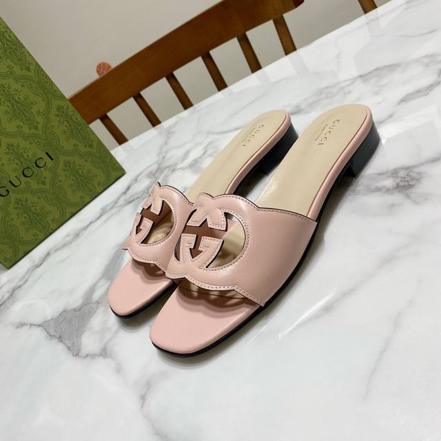Pink Gucci Gucci's latest summer double flat slippers, popular hollow relief des