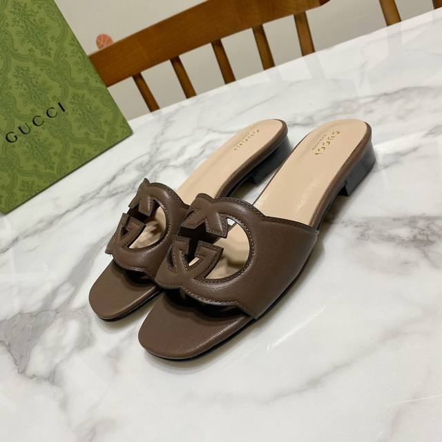 Brown Gucci Gucci's latest summer double flat slippers, popular hollow relief de