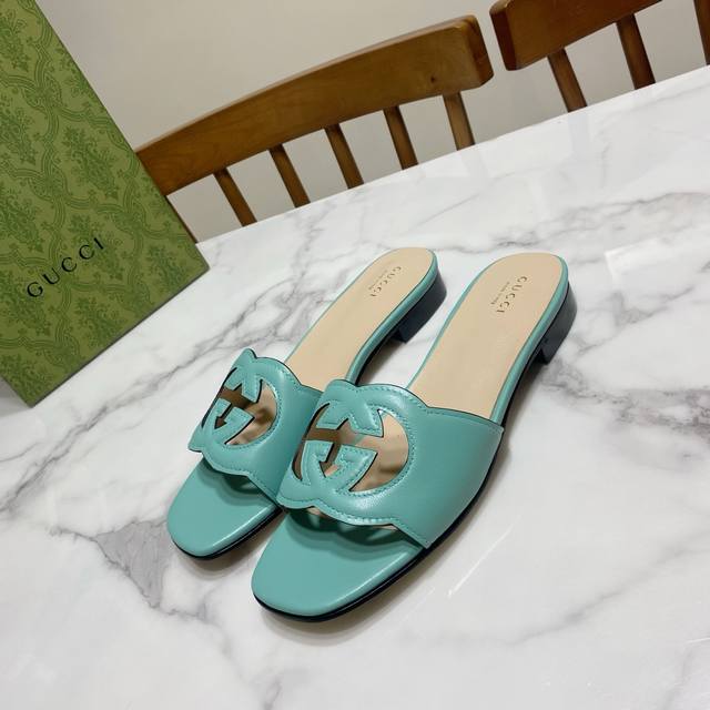 Gucci's latest summer double flat slippers, with a popular hollow relief design