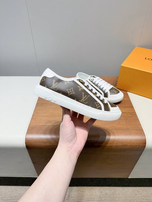 leather upper + 10 Lv Louis Vuitton Lagoon sneakers. Made from Monogram denim, t