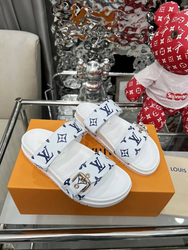 Louis Vuitton's new spring and summer slippers are now on sale. 1:1 high-end cus