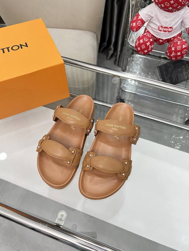 Louis Vuitton's new spring and summer slippers are now on sale. 1:1 high-end cus