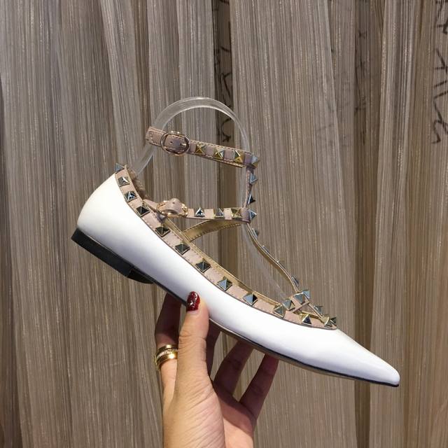 Valentino, a global leader in high-end couture and ready-to-wear, offers five co