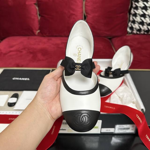 White leather new Chanel Chanel latest show style Mary Jane doll shoes simple bo