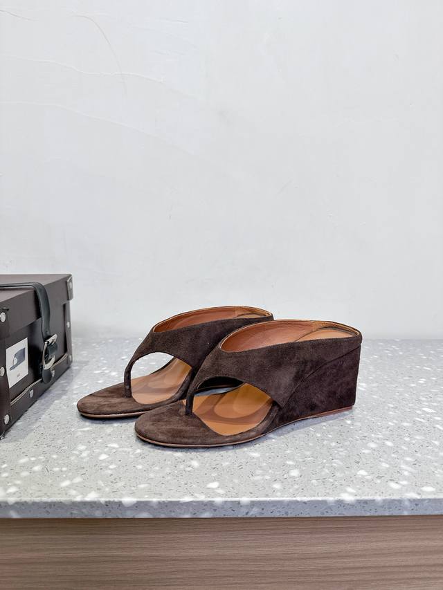 Alaia, a niche fashion brand, introduces its new spring/summer 25Ss simple wedge