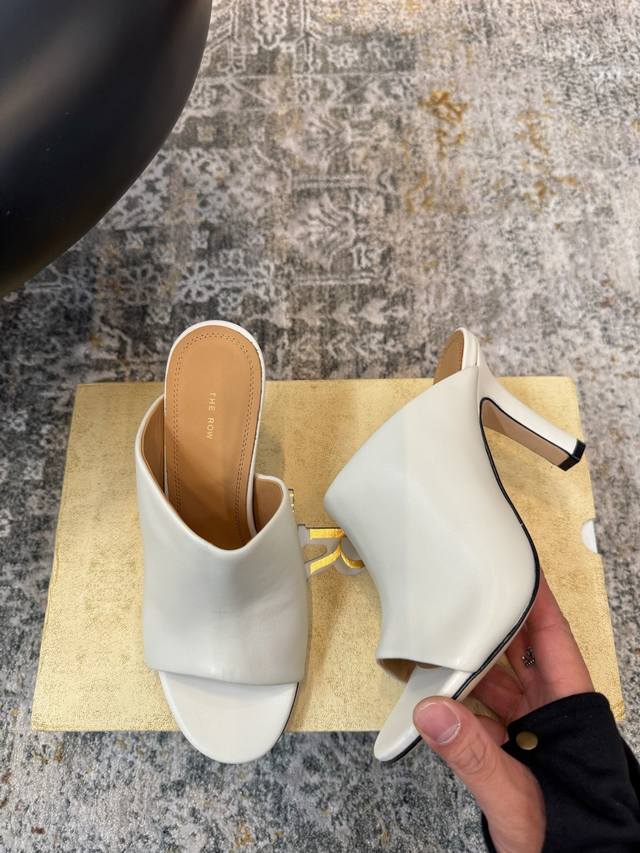 Brand new hot item. New fabric, sheepskin lining, sheepskin sole, cowhide sole.