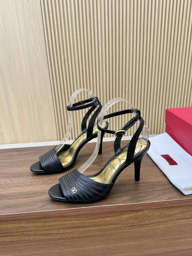 Top-of-the-line Valentino Spring/Summer new women's sandals are worth buying! Ab