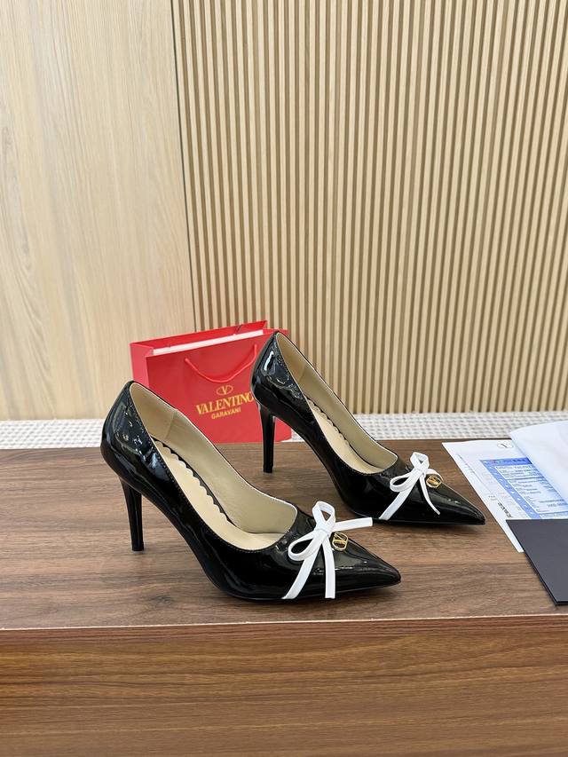 Premium Edition Valentino's new autumn/winter women's shoes. A new generation of