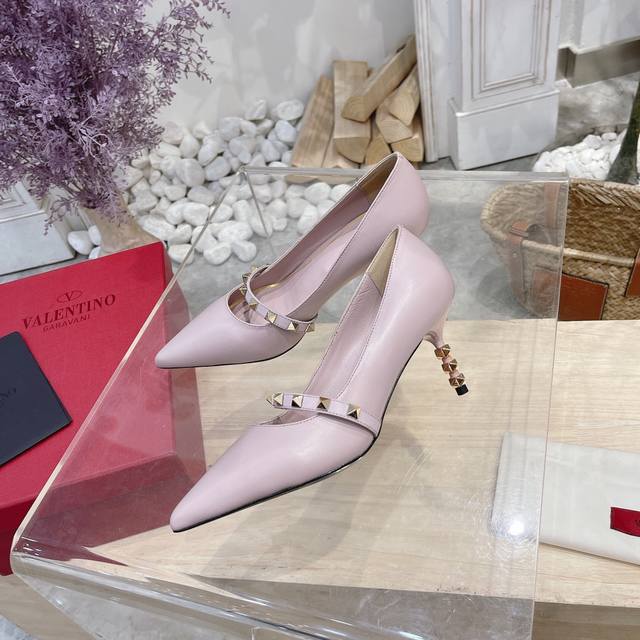 Valentino's latest collection, the highest-quality version, features impeccable