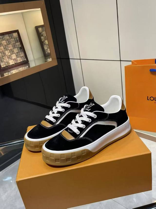 Latest and top-of-the-line Louis Vuitton thick-soled casual sneakers. 1:1 origin