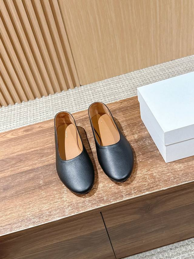 New Dongguan-made The Row Ballet Flats. Speaking of minimalist style, Row's desi