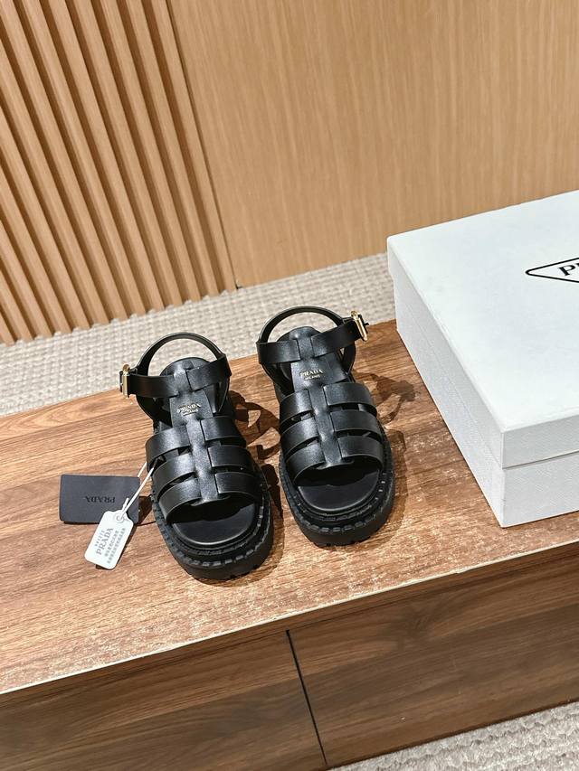 Prada's new thick-soled sandals, pig cage shoes, Roman style, make the whole pai