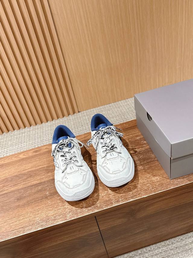 Balenciaga New Arrival Couple's Casual Sneakers. These shoes can be summed up in