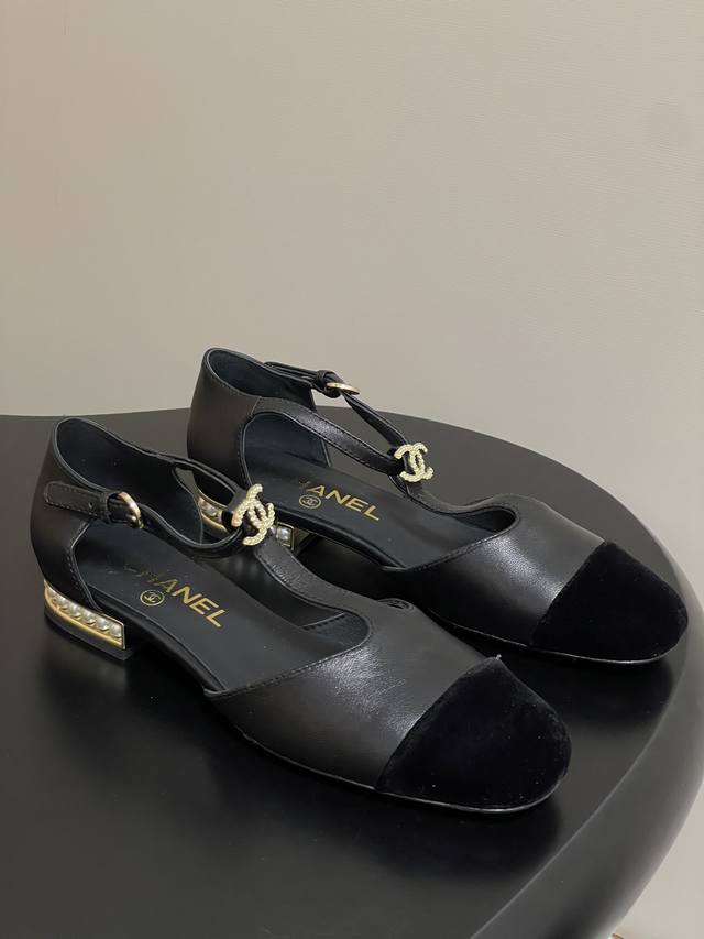 Flat-Mid-Heel-25A New Early Fall Chanel Pearl Double C Buckle T-Strap Mary Jane