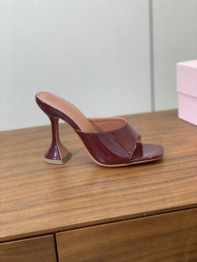 Amina Muaddi square-toe slippers. Patent leather and cowhide upper. Delicate and