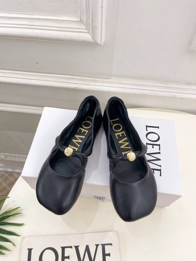 Loewe's new Spring/Summer 2025 Pebble ballet flats. As one of the most popular d