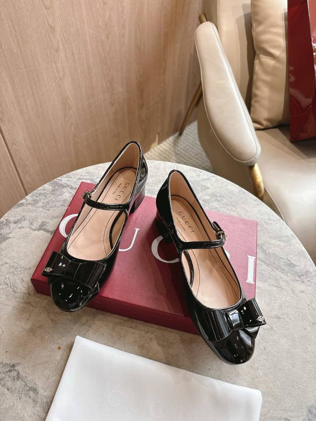 1168-1 Black 35-42 These women's ballet flats are expertly crafted from glossy p