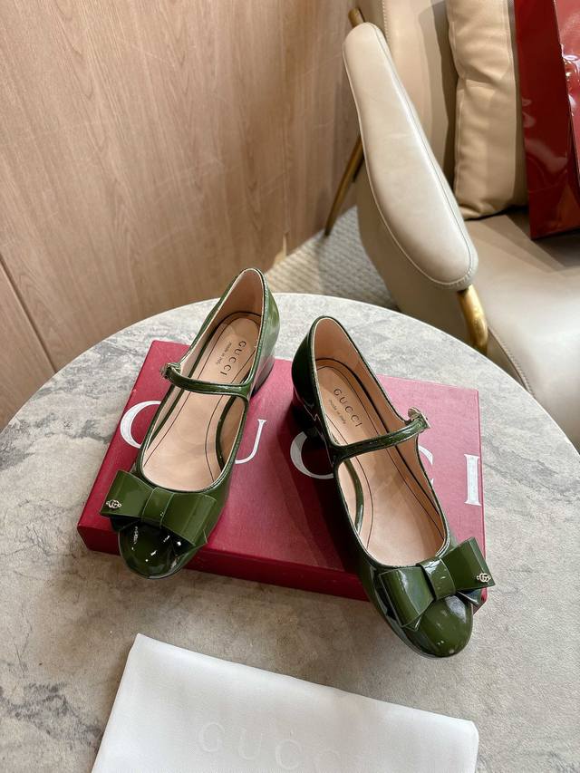 1168-1 Green 35-42 These women's ballet flats are expertly crafted from glossy p