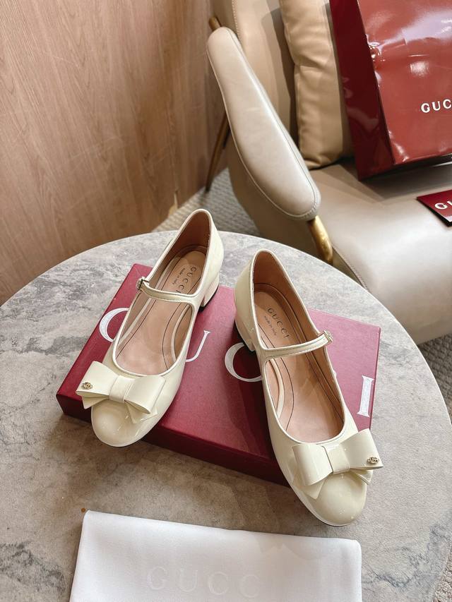 1168-1 White 35-42 These women's ballet flats are expertly crafted from glossy p