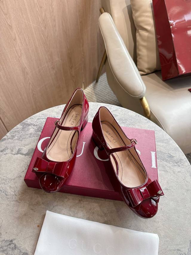1168-1 Burgundy 35-42 These women's ballet flats are expertly crafted from gloss