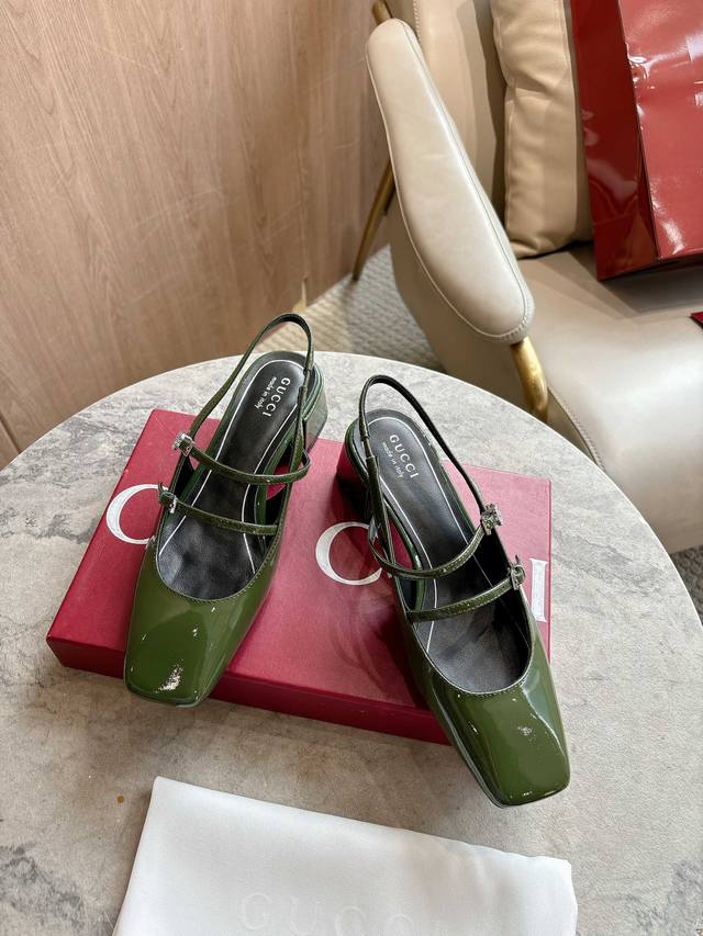 2795-1 Green 35-42 These women's pumps are expertly crafted from soft, lustrous