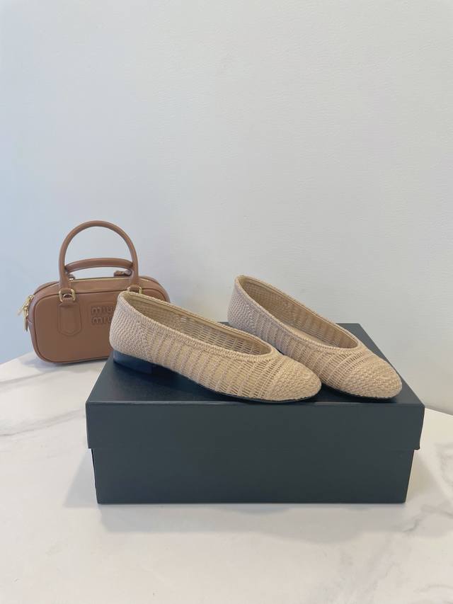 Chanel 25C new princess style is small and exquisite, and the glossy upper of th